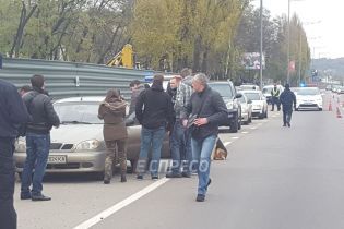 На Столичном шоссе у обочины обнаружили автомобиль с трупом