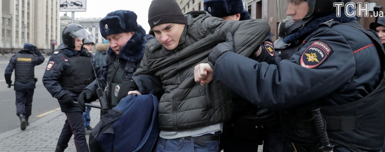 Более сотни задержанных на акциях протеста в РФ провели ночь в отделениях полиции