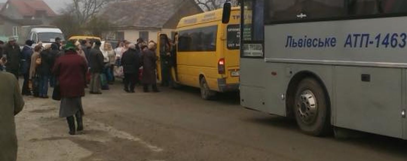 Селяни заблокували дорогу між Львовом і Дрогобичем