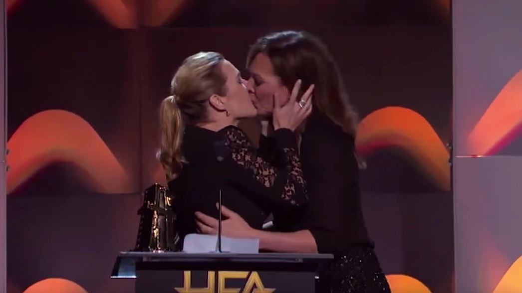 Поцілунок Кейт Вінслетт та Елісон Дженні на Hollywood Film Awards 2017