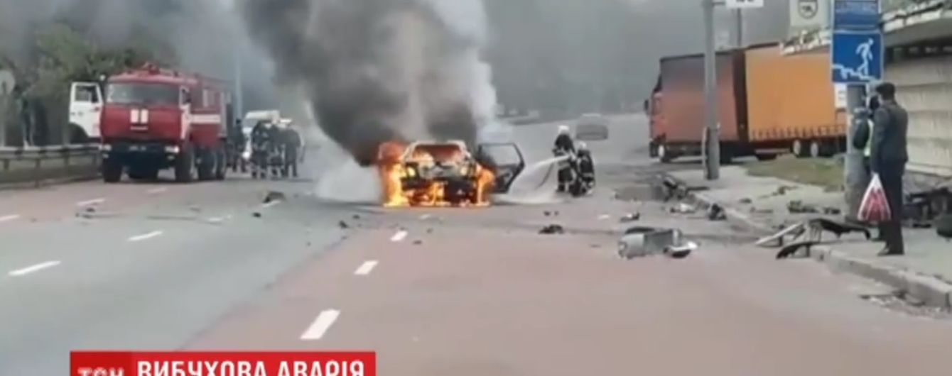 В Киеве авто влетело в столб на остановке и вспыхнуло