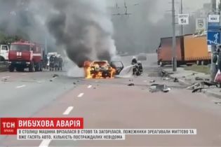 В Киеве авто влетело в столб на остановке и вспыхнуло