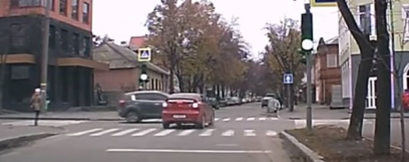 Снова красный свет и перекресток: в Харькове чуть не повторилась ужасная авария на Сумской