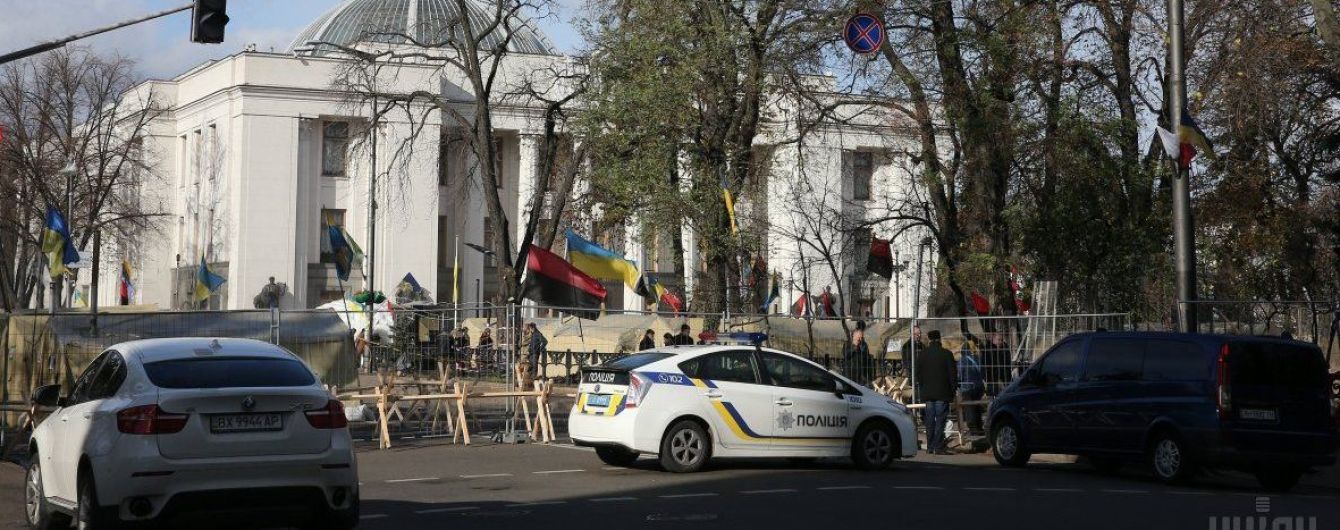 Полиция возле Рады усилили меры безопасности из-за митинга. Водителям советуют объезжать центр Киева