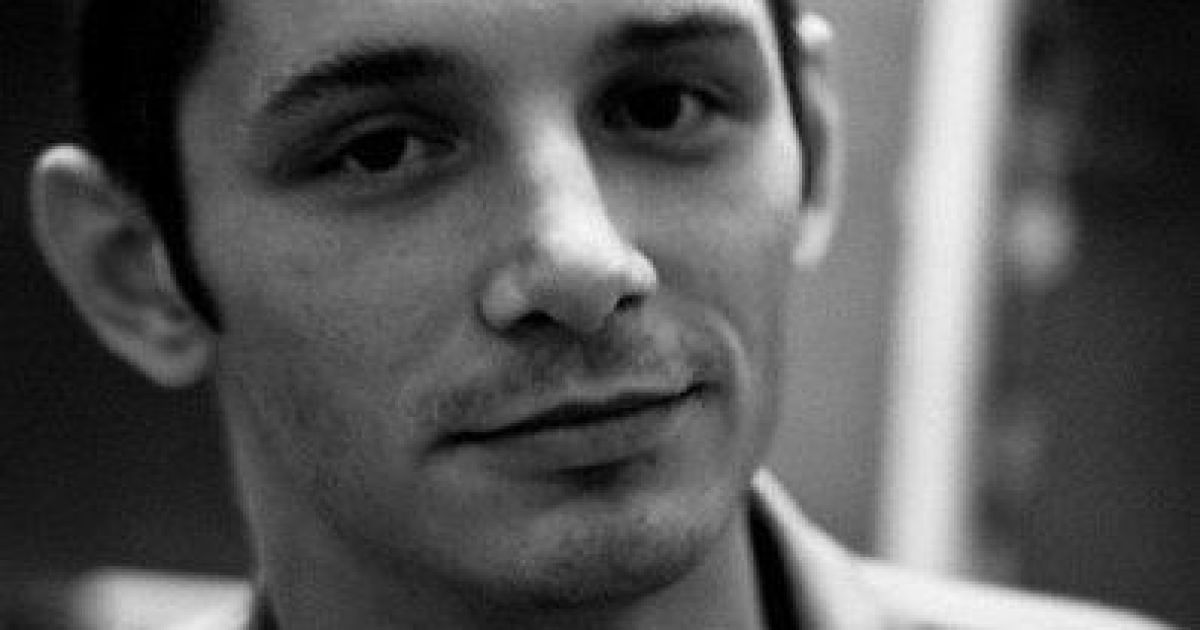Екс-бойовик "ДНР" і російський націоналіст підпалив пам'ятник Єльцину в Росії