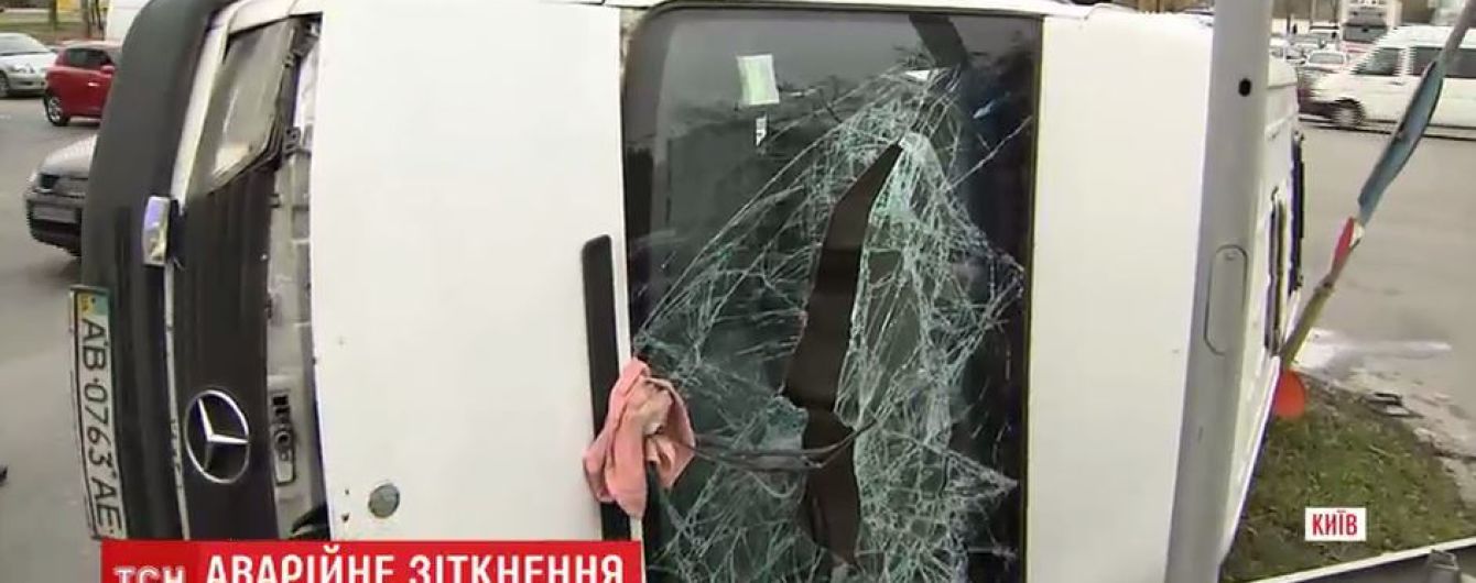 В Киеве микроавтобус опрокинулся на бок после столкновения с легковушкой