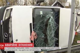 В Киеве микроавтобус опрокинулся на бок после столкновения с легковушкой