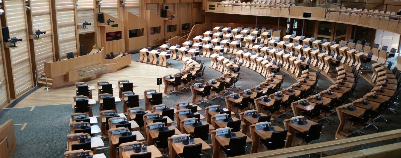 Из шотландского парламента эвакуировали людей из-за белого порошка в конвертах