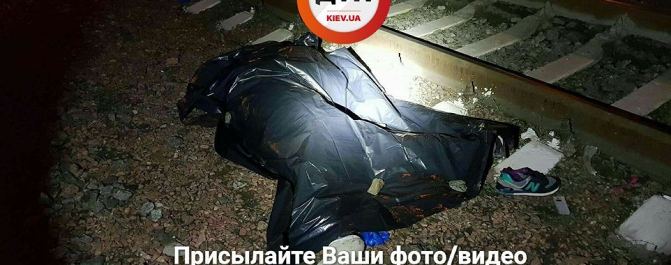 У Києві поїзд розірвав дівчину, яка намагалася перебігти колії при закритому шлагбаумі