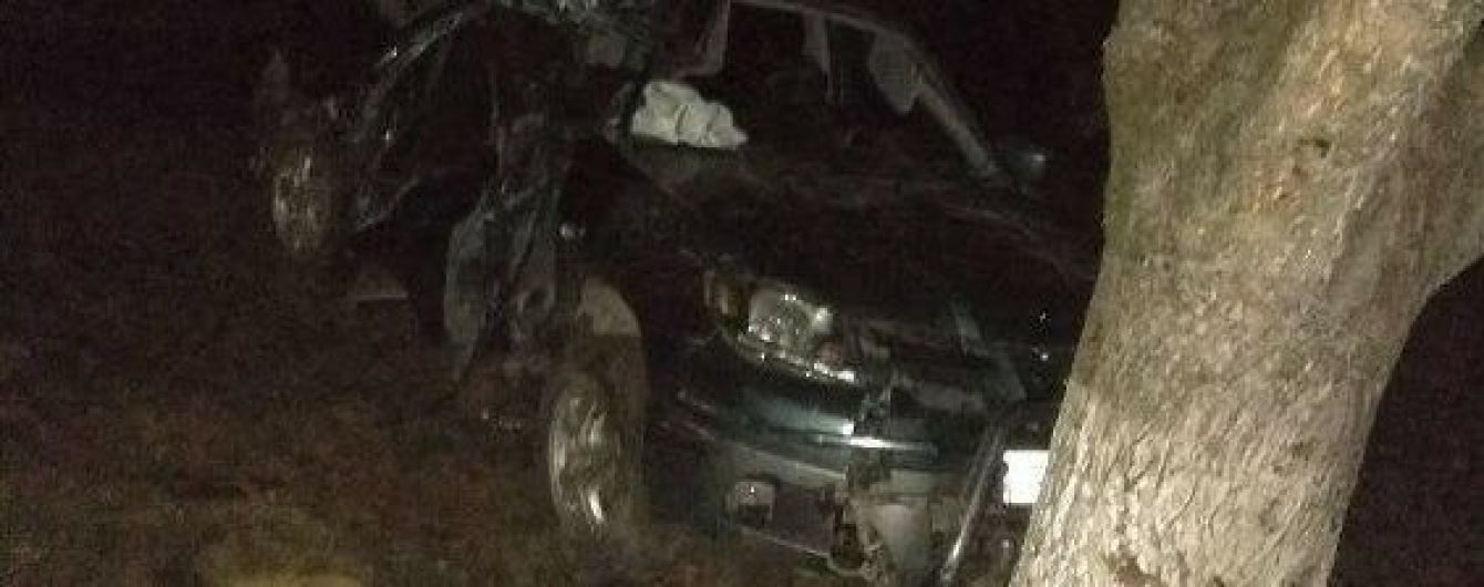 На Закарпатье внедорожник въехал в дерево: погибло три парня и еще двое в тяжелом состоянии