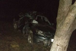 На Закарпатье внедорожник въехал в дерево: погибло три парня и еще двое в тяжелом состоянии