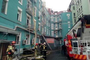 У центрі Києва сталася пожежа в ресторані: рух поблизу перекрили
