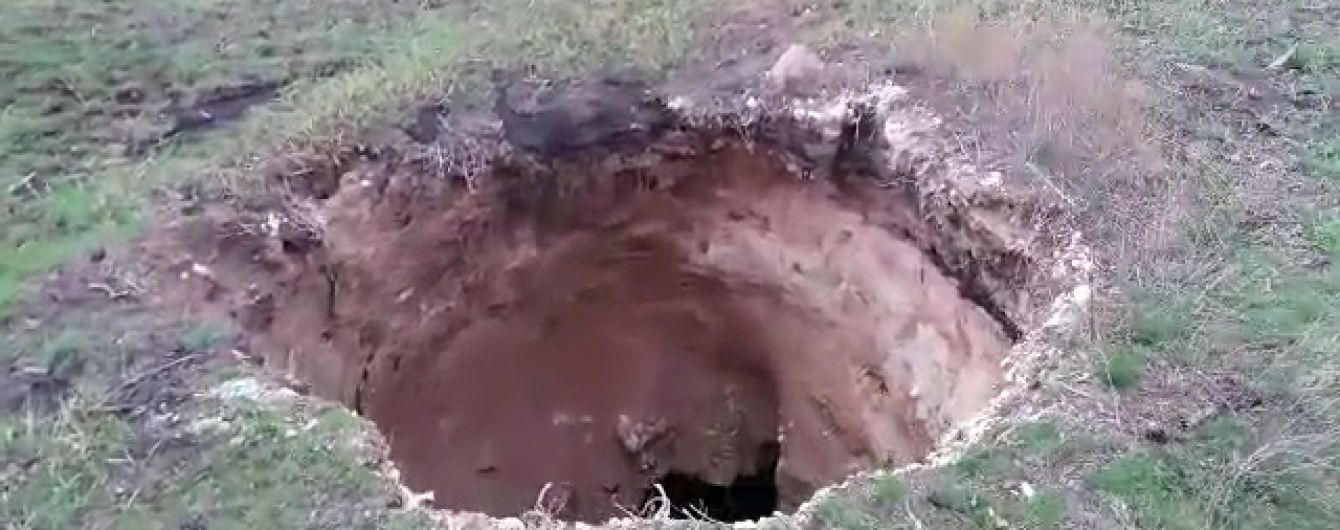 На Донеччині утворилося провалля завглибшки 15 метрів