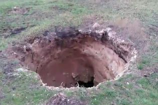 На Донеччині утворилося провалля завглибшки 15 метрів