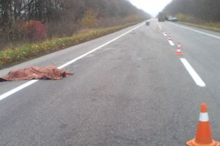 Жахлива ДТП на Харківщині: чоловік загинув під колесами двох авто
