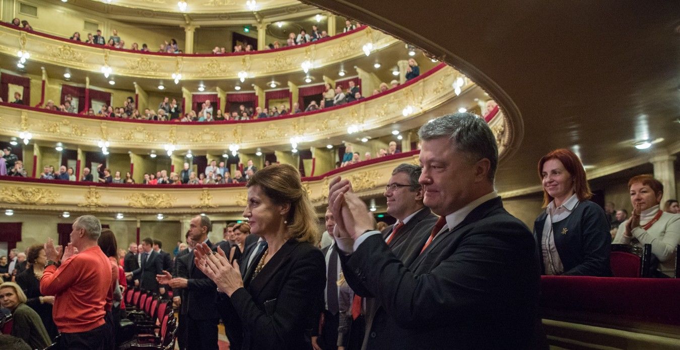 В элегантном жакете и в любимом ожерелье Марина Порошенко