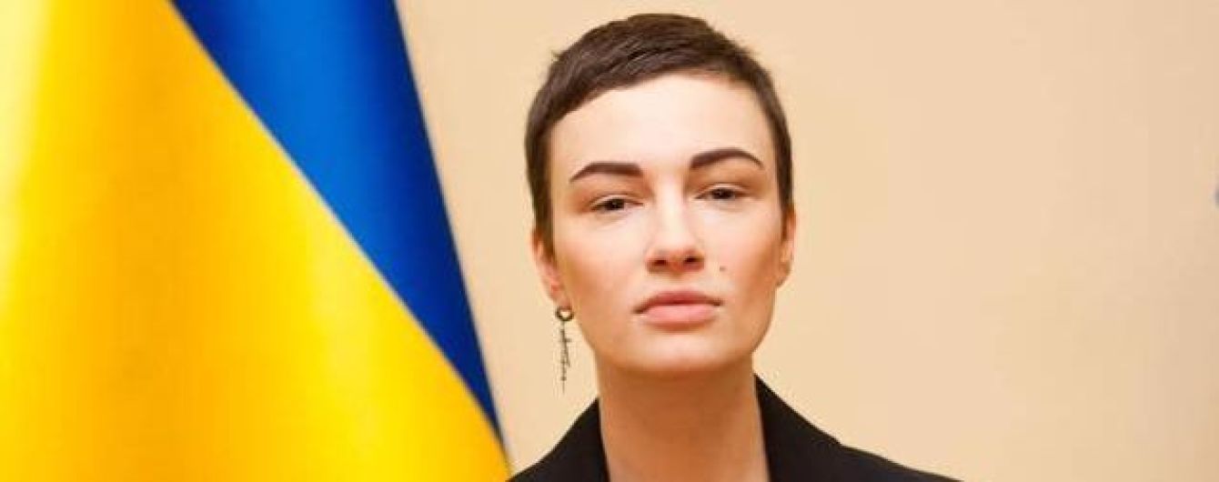 Струнка Анастасія Приходько показала, як їй присвоювали звання заслуженої артистки