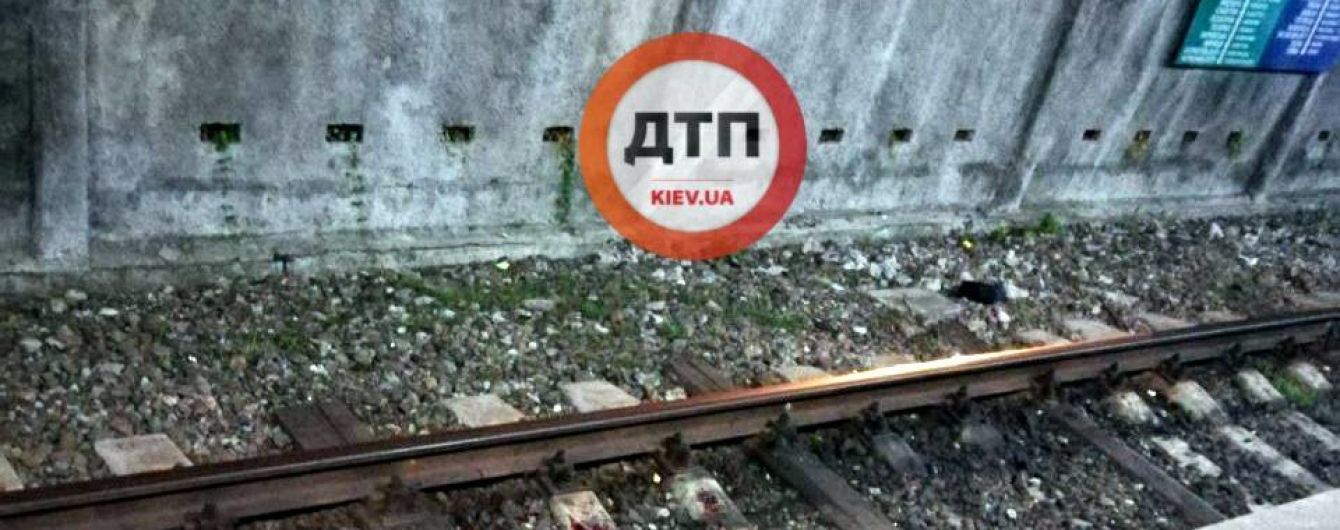В Киеве под поезд метро прыгнул мужчина