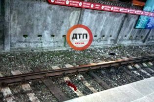 В Киеве под поезд метро прыгнул мужчина