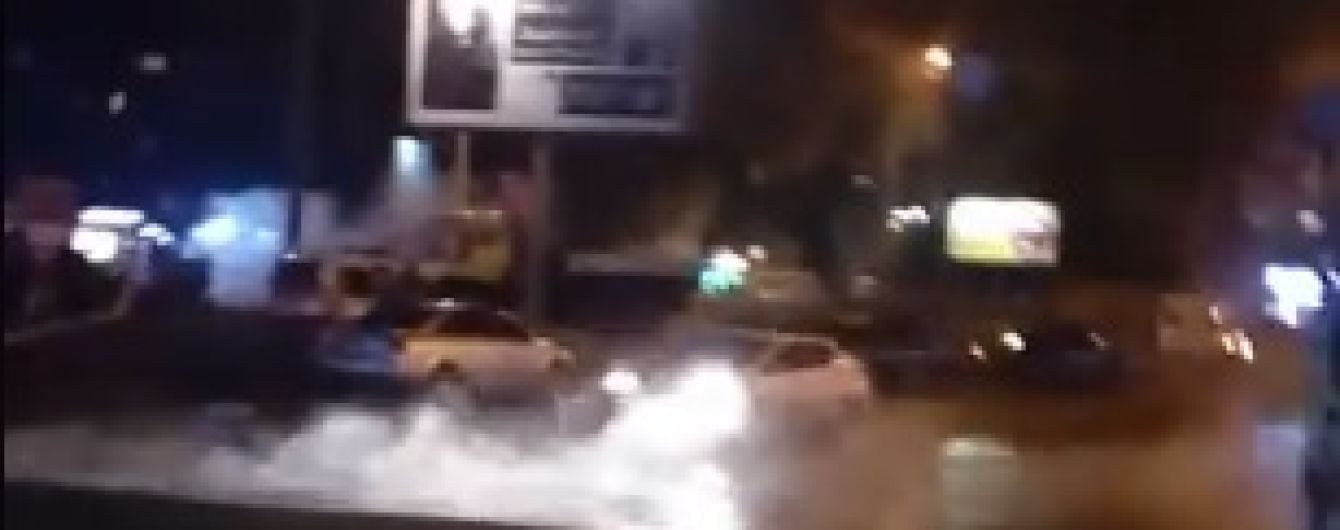 У Києві прорвало теплотрасу й залило дорогу гарячою водою