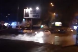 У Києві прорвало теплотрасу й залило дорогу гарячою водою