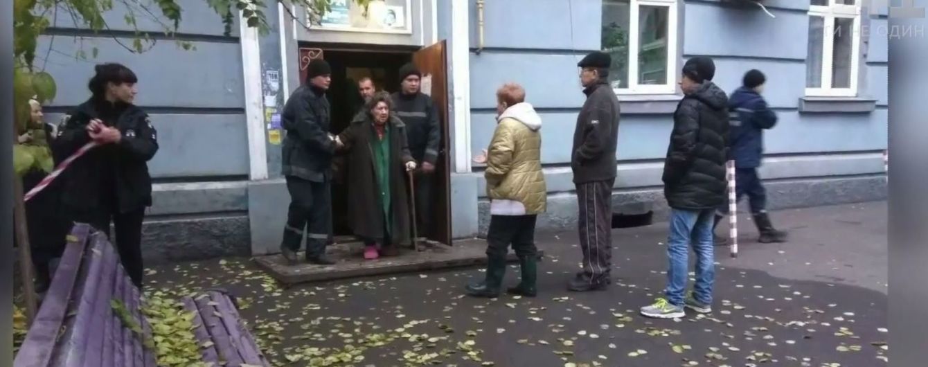 Эвакуация 17-ти человек: на Днепропетровщине обвалились лестница и пол в подъезде многоэтажки