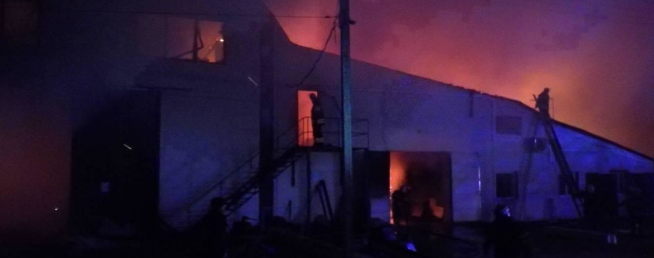 На Київщині вночі масштабно палав цех із виробництва пелетів