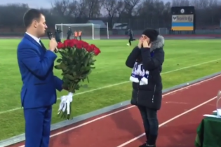 Подсластил поражение. Фанат сделал предложение девушке на матче Первой лиги Украины