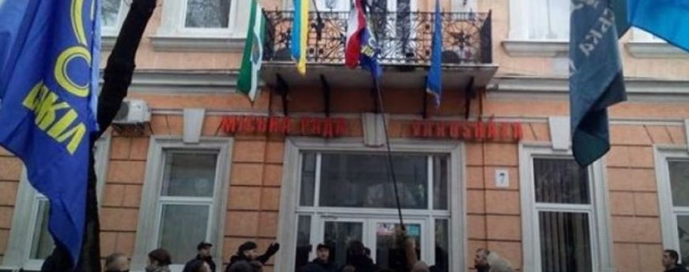 В Береговом пытались сжечь флаг Венгрии. Москаль назвал акцию "ксенофобской"