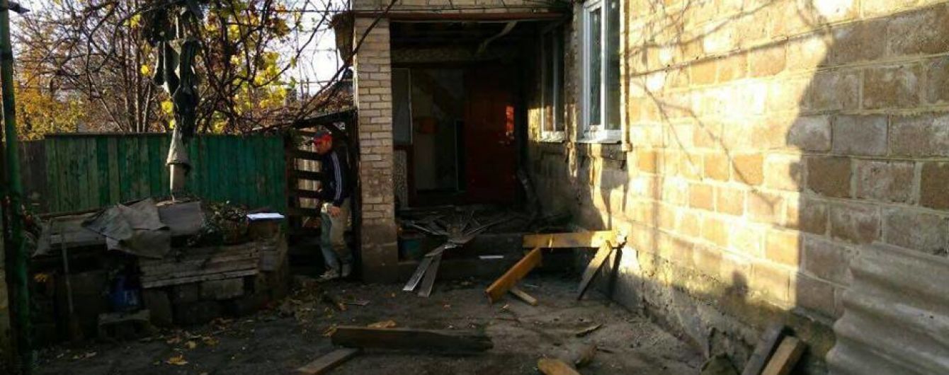 В Марьинке гражданский подорвался во дворе собственного дома