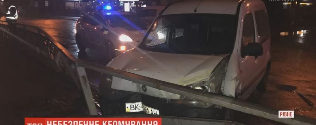 У Рівному п’яна водійка без прав протаранила маршрутку і врізалась в паркан