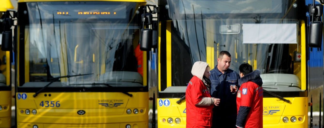 Перелом таза і пробита легеня. У Києві маршрутник придавив жінку до тролейбуса