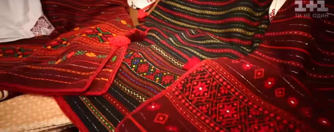 Майстриня з Коломийщини вишиває сорочки неймовірної краси та оздоблює рушники за сюжетами пісень