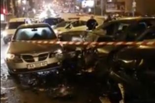 У Києві через масштабну аварію з п'ятьма легковиками утворилися автомобільні затори
