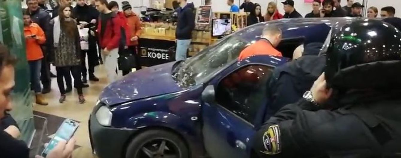 В Харькове авто влетело внутрь торгового центра, разбив входные двери