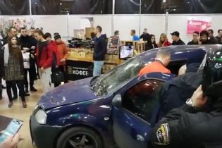 В Харькове авто влетело внутрь торгового центра, разбив входные двери