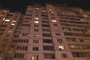 У Москві з вікна багатоповерхівки випала мати з сином та донькою: двоє з них загинули