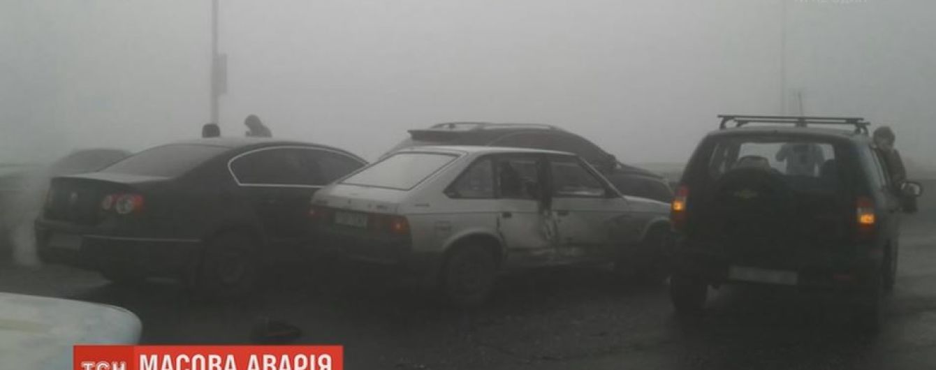 На Днепропетровщине столкнулись сразу 9 автомобилей и автобус