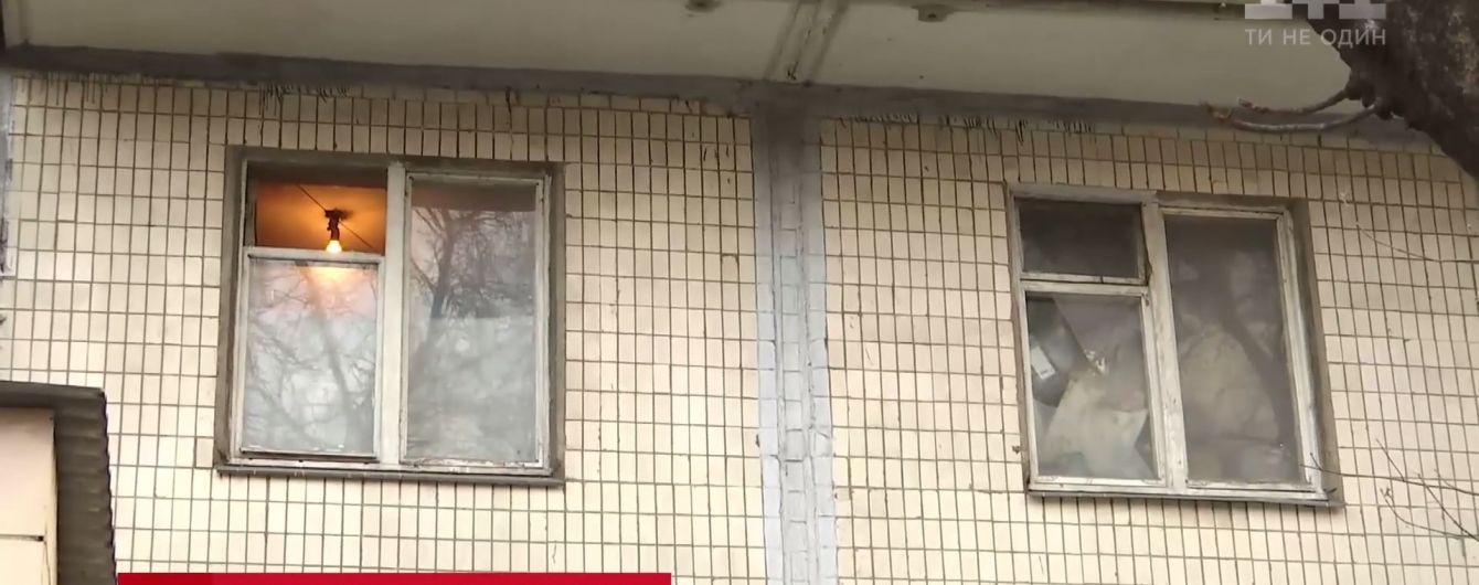 В Киеве женщина с ребенком около месяца жила в квартире с трупом умершей матери