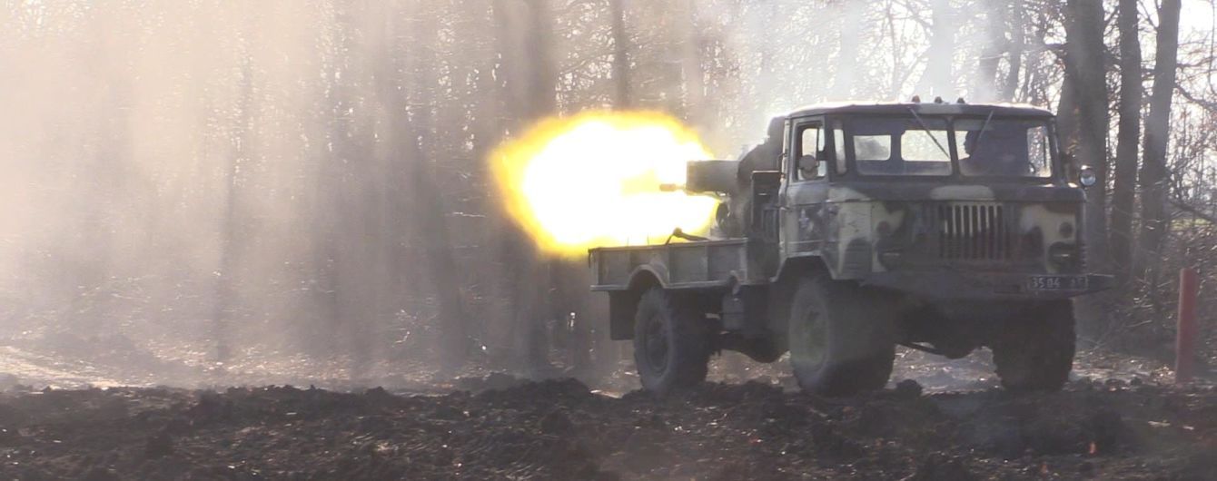 На Донбассе боевики вели обстрелы из "запрещенных" минометов и ранили украинского военного