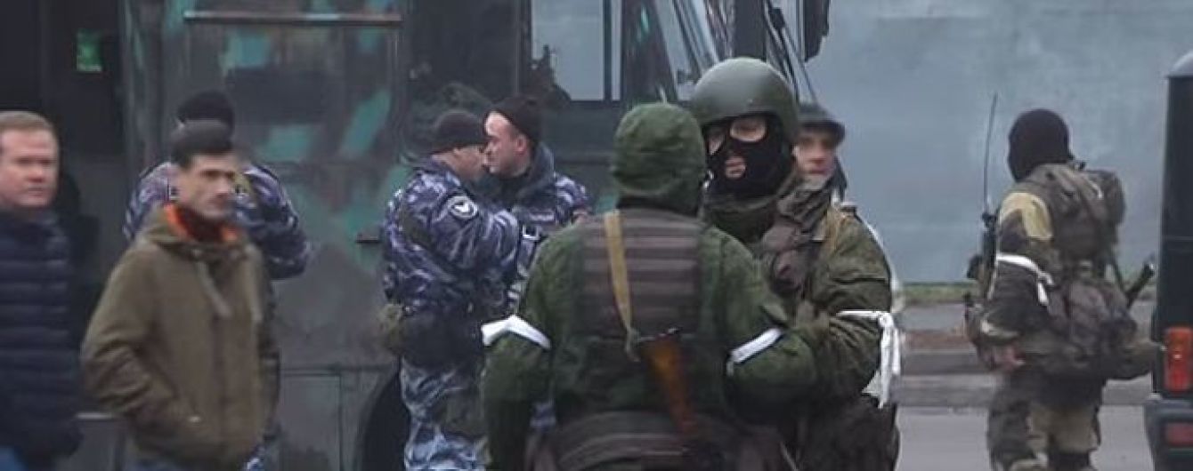 Центр Луганська оточили "зелені чоловічки" з автоматами та БТРом - ЗМІ