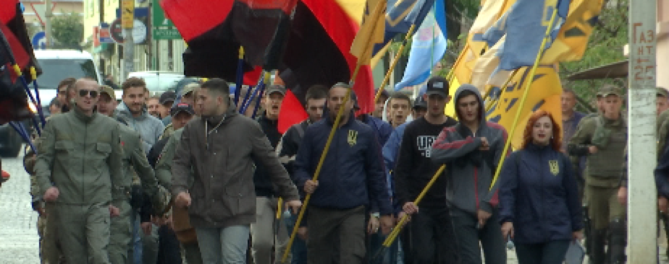 Мовні пристрасті на Буковині: націоналісти пікетували румунський культурний центр у Чернівцях