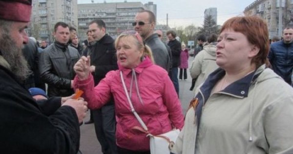 Женщина, которая разбила голову АТОшнику в театре, снова сбежала от правоохранителей перед самым судом