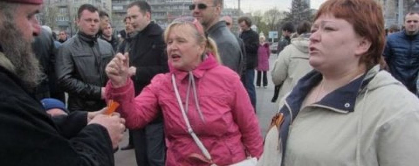 Женщина, которая разбила голову АТОшнику в театре, снова сбежала от правоохранителей перед самым судом