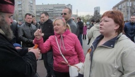 Женщина, которая разбила голову АТОшнику в театре, снова сбежала от правоохранителей перед самым судом