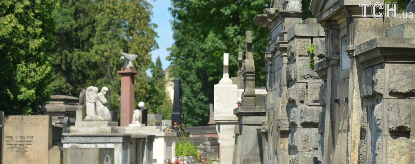 Із молитвою та наїдками: українці масово відвідують цвинтарі та поминають померлих