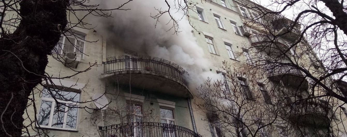 У Києві палає квартира в багатоповерхівці: всередині може бути хазяйка