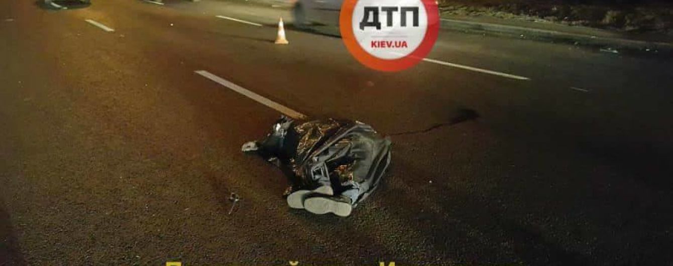 У Києві два автомобіля "Ford" переїхали пішохода