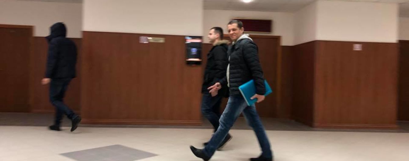 Сущенко перед судом показав рукою знак перемоги