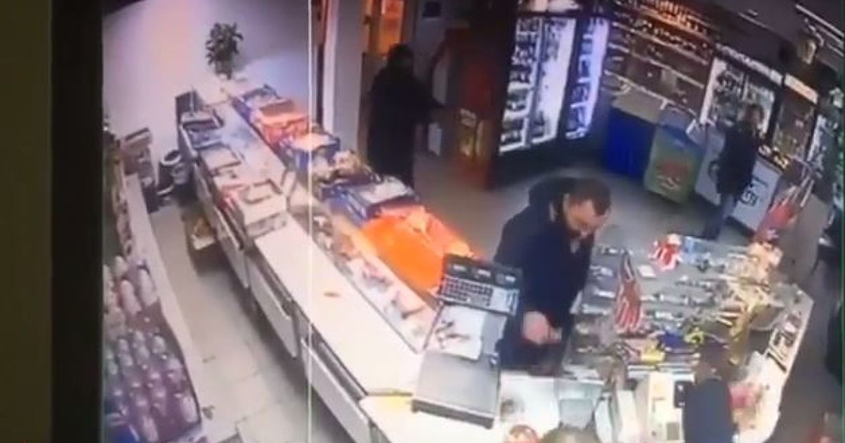 Появилось видео вооруженного нападения 14-летнего сына нардепа Попова на магазин